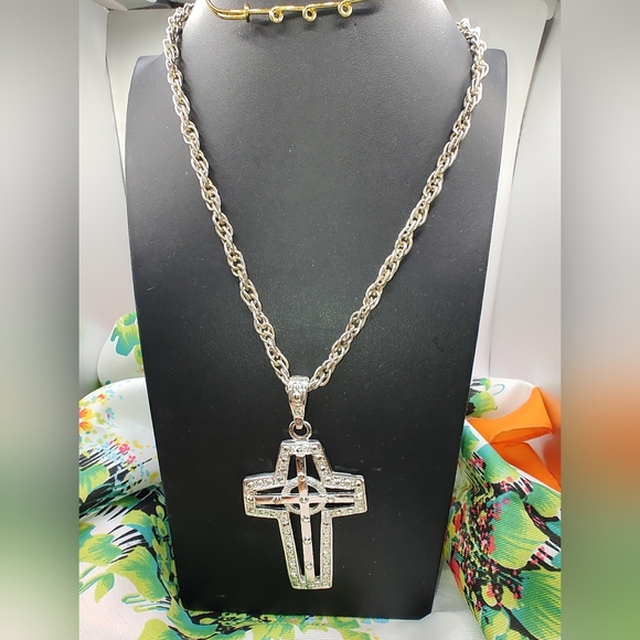Source Unknown Jewelry - Beautiful Bold Vintage Soft Gold Tone Cross On A Chunky Chain